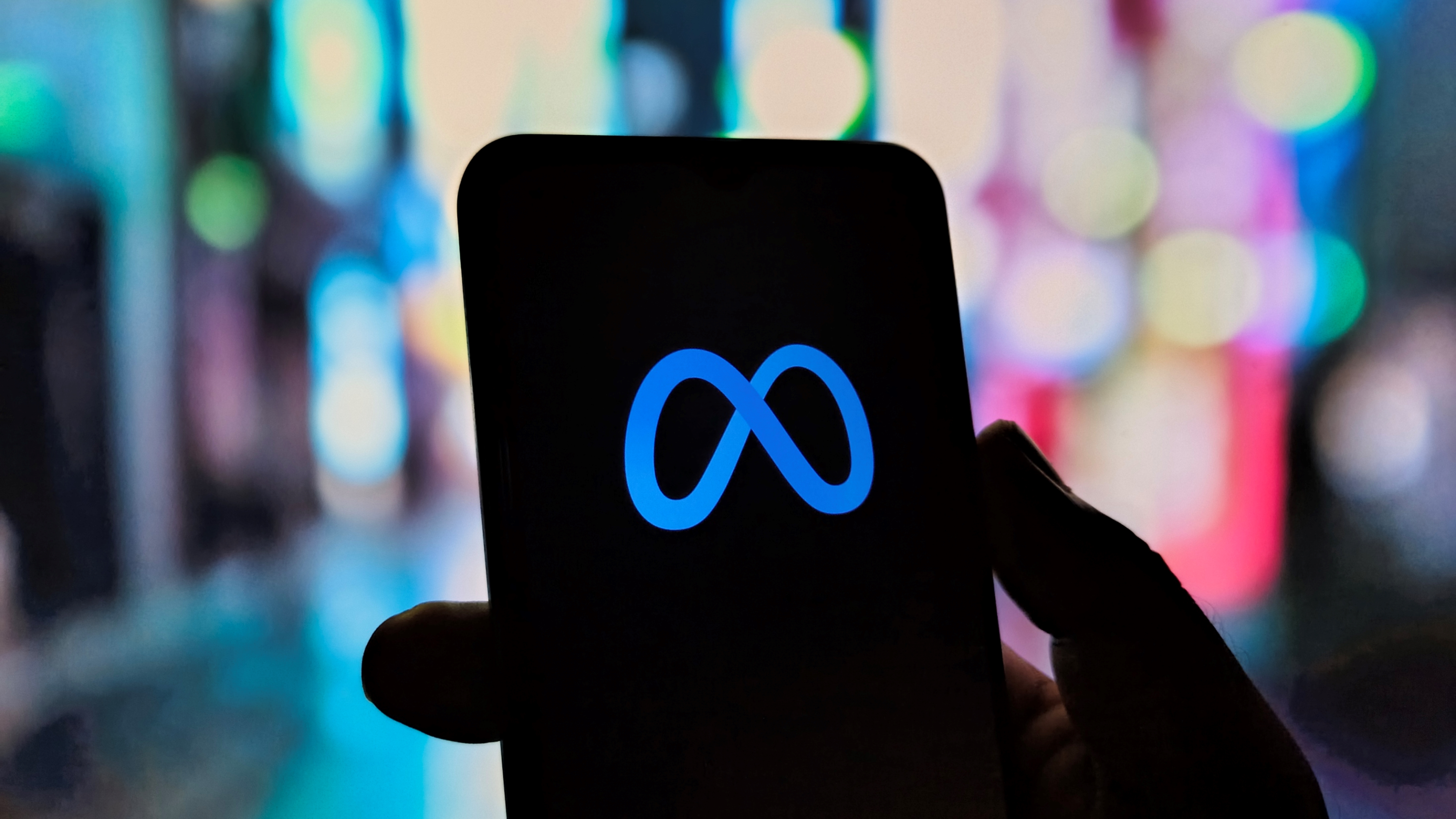 Αυτό απεικονίζει την ψηφιακή συνδεσιμότητα με μια φορητή συσκευή, υπογραμμίζοντας την πλατφόρμα Meta, υποδηλώνοντας τη σύγχρονη επικοινωνία, την εικονική πραγματικότητα και την εμπλοκή στο μετασύμπαν. Τραβήχτηκε στις 13 Ιουλίου 2025. Shutterstock ID 2652715669; παραγγελία_αγοράς: -; δουλειά: -; πελάτης: -; άλλος: