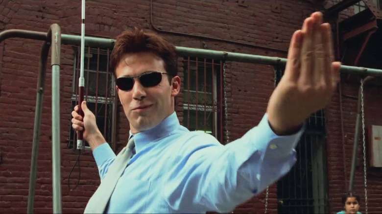 Ο Ματ Μέρντοκ με ένα αναιδές χαμόγελο κατά τη διάρκεια ενός καβγά