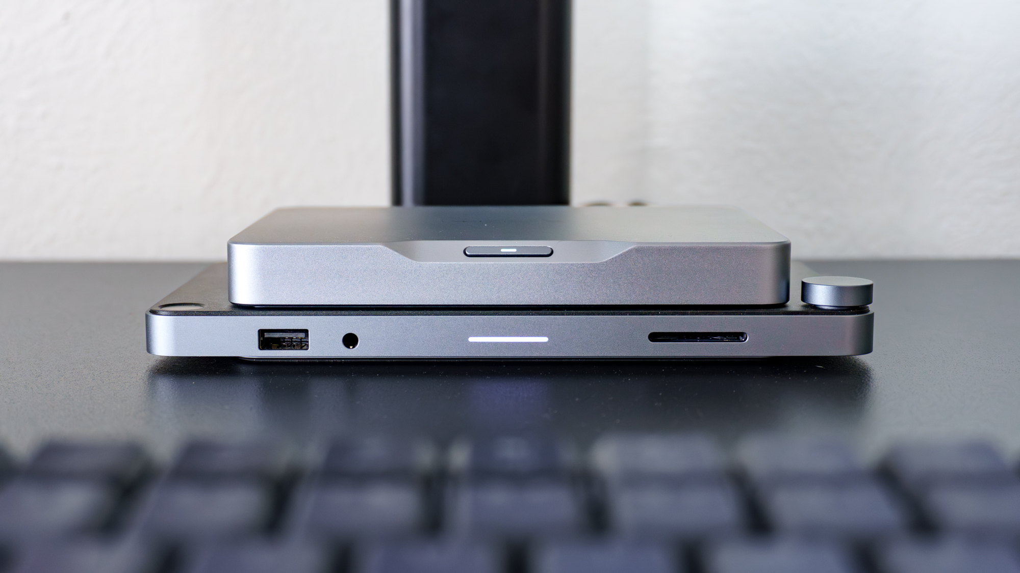 Το Khadas Mind 2S σε ένα γραφείο με το προαιρετικό Mind Dock συνδεδεμένο από κάτω