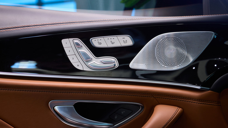 Εσωτερικό αυτοκινήτου με ηχείο σε θέα