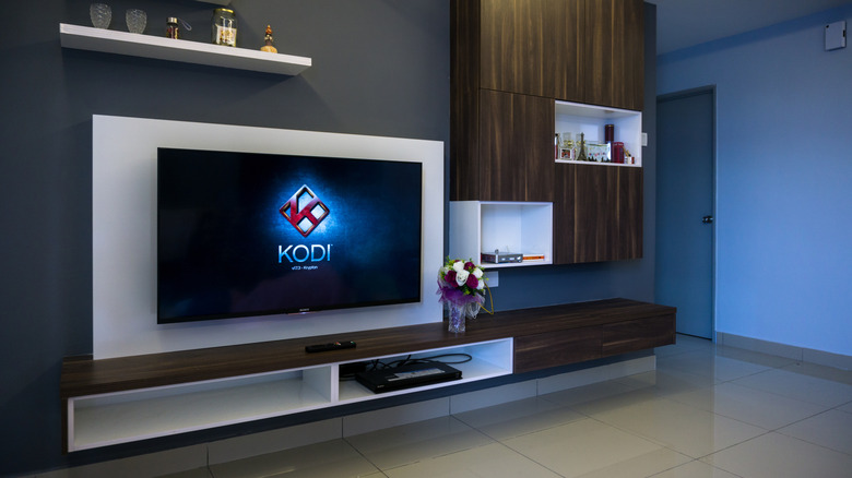 Η εφαρμογή κέντρο πολυμέσων Kodi που εκτελείται στην οθόνη της τηλεόρασης και εμφανίζει λογότυπο