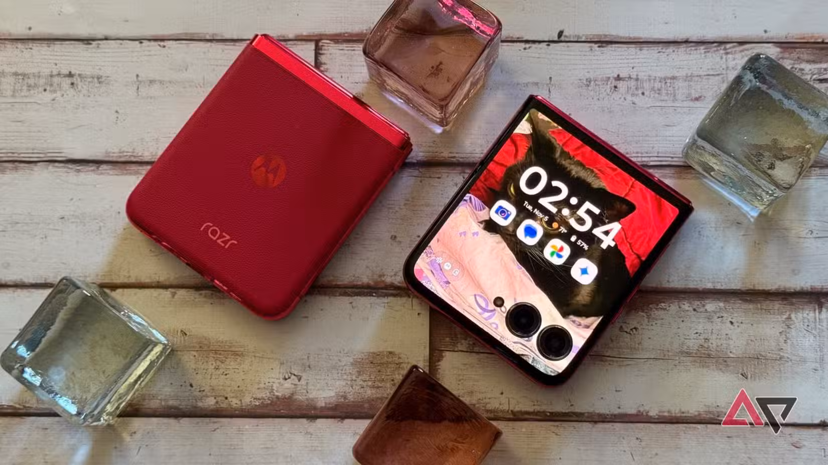 Motorola Razr+ 2025 δίπλα σε κύβους