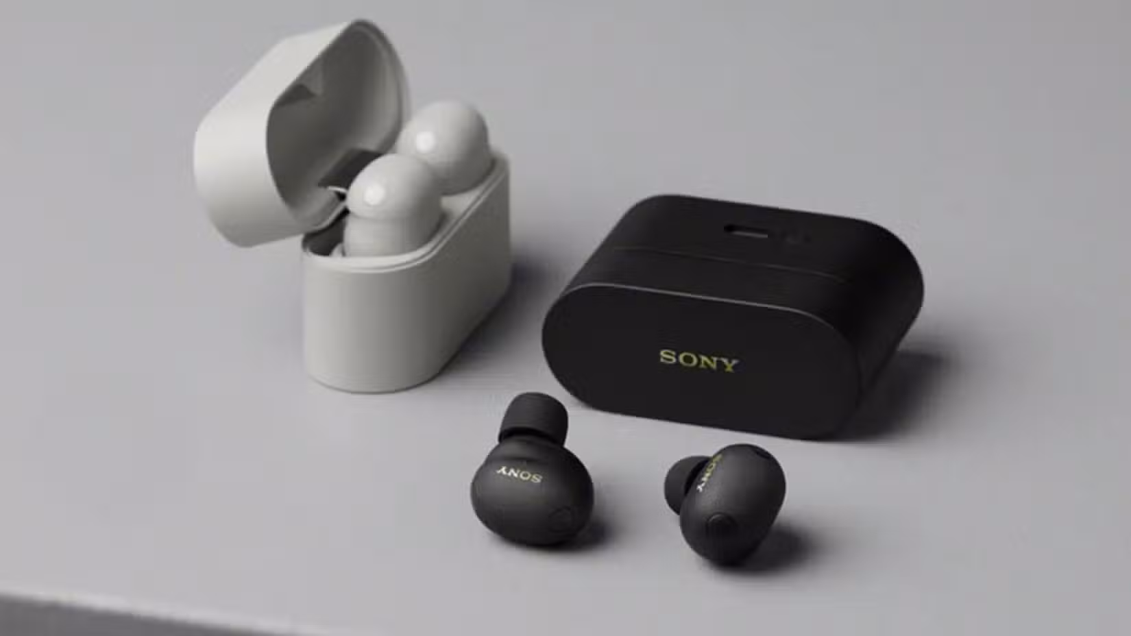 Sony WF-1000XM6 σε δύο χρώματα σε τραπέζι