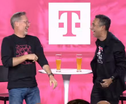 Ο Mike Sievert με τον νέο CEO της T-Mobile, Srini Gopalan