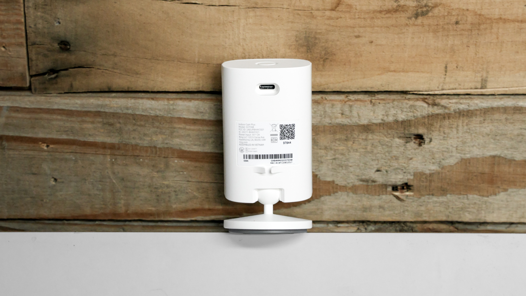 Δακτύλιο Indoor Cam Plus σε ένα ράφι