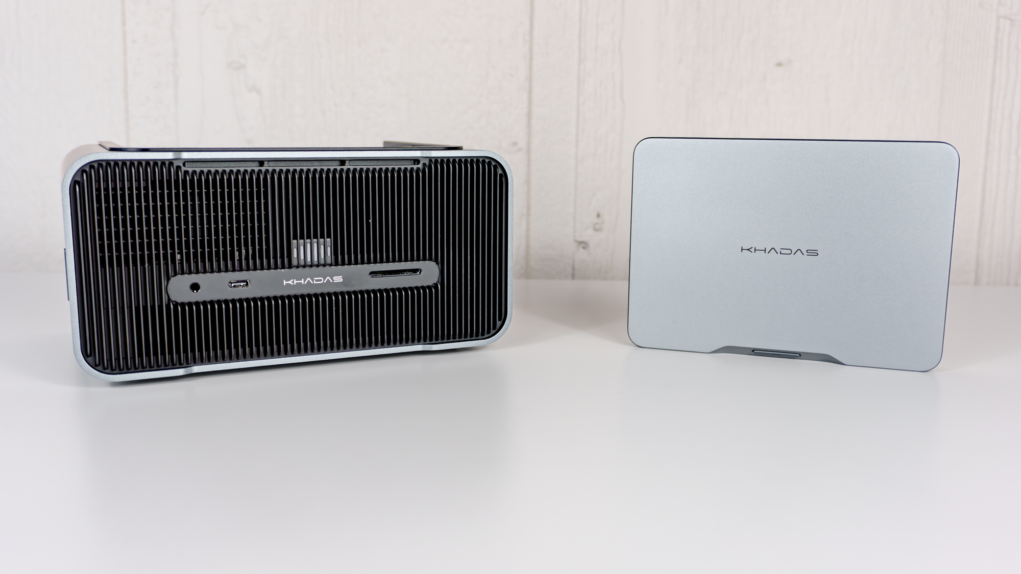 Η βάση σύνδεσης Mind Graphics 2 eGPU δίπλα στον μίνι υπολογιστή Khadas Mind 2S σε ένα τραπέζι