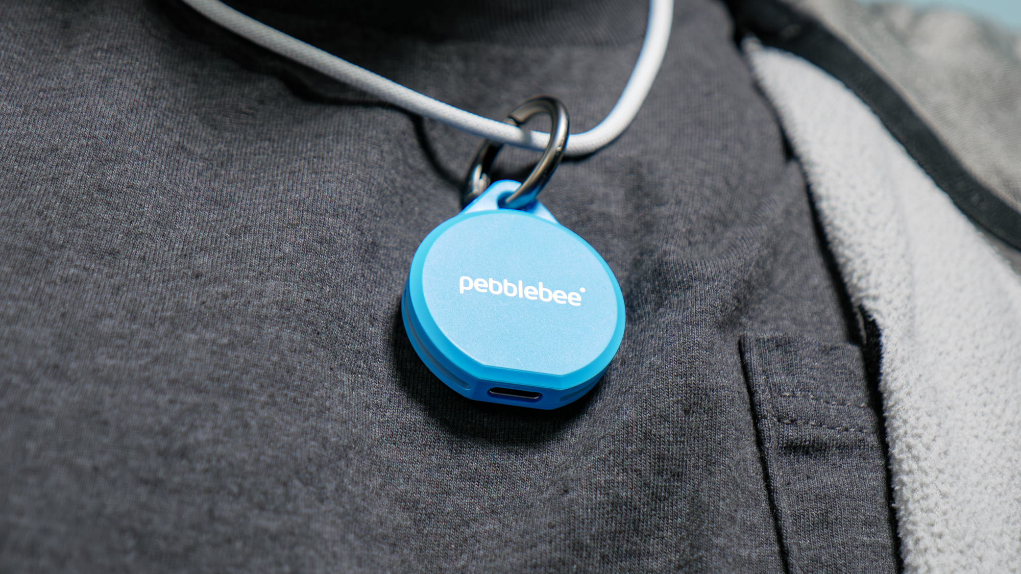 Κλιπ Pebblebee 5 που κρατιέται στο χέρι.