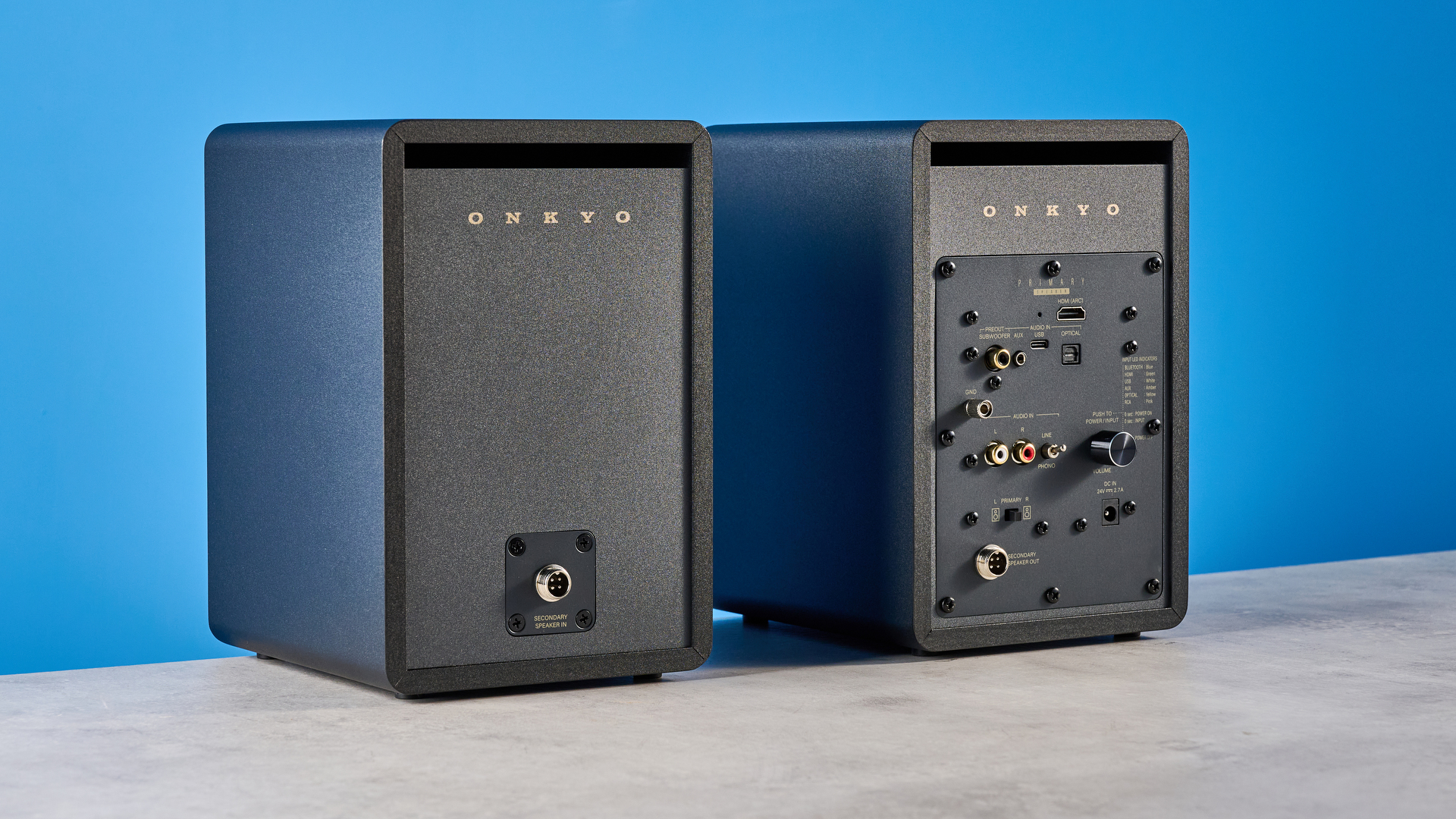 Ηχεία ραφιών Onkyo GX-30ARC φωτογραφημένα σε μπλε φόντο