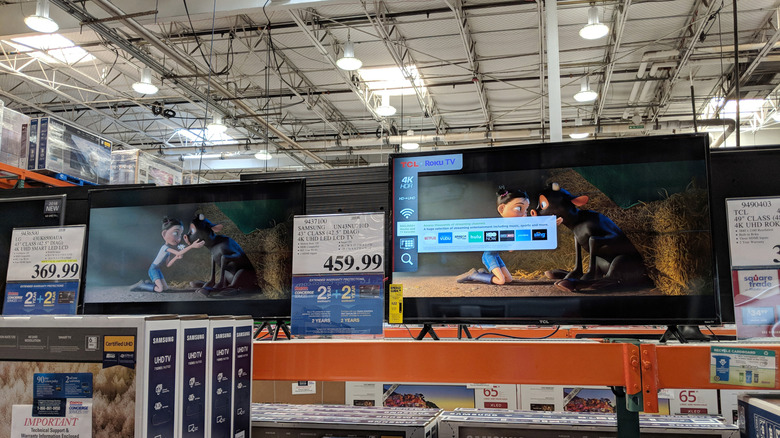 Τηλεόραση TCL σε ράφι οθόνης