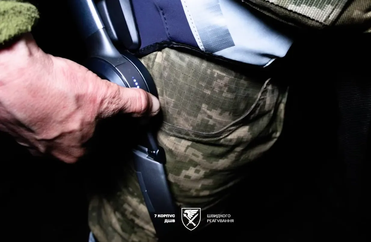 κοντινό πλάνο του ιμάντα ενός εξωσκελετού στο πόδι ενός στρατιώτη