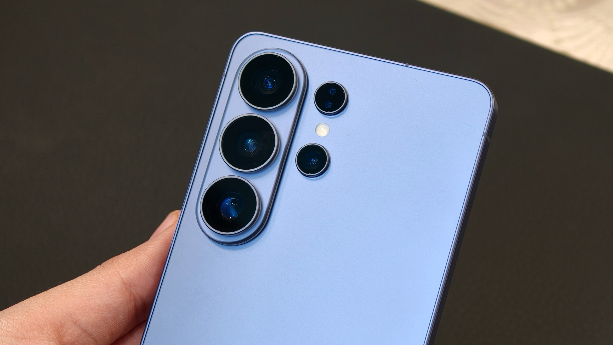 Συγγραφέας με το Samsung Galaxy S26 Ultra στο χέρι, εστιάζοντας στη μονάδα κάμερας