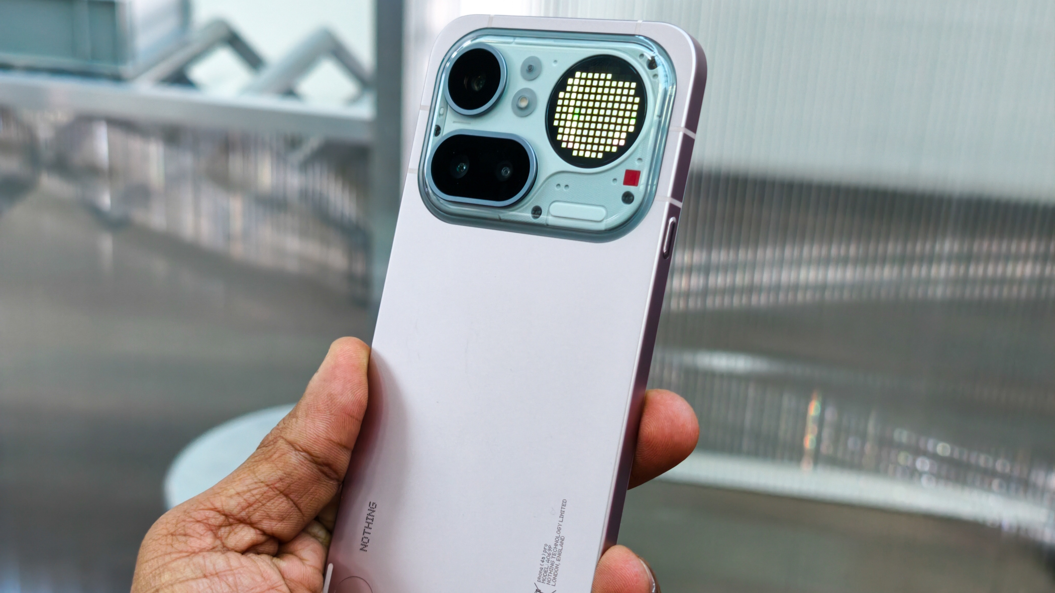 Nothing Phone 4a Pro Pink από την κυκλοφορία στο Λονδίνο