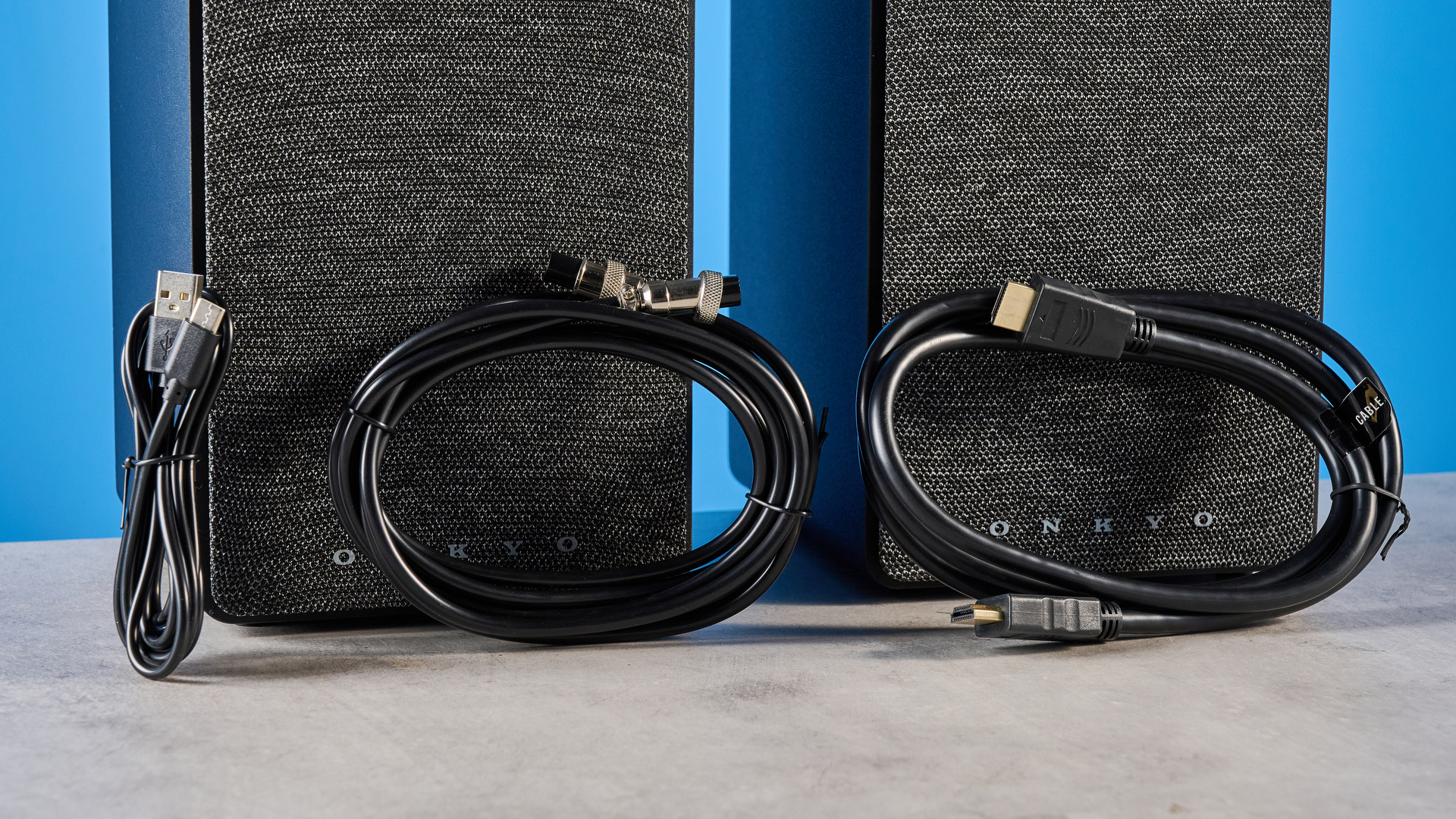 Ηχεία ραφιών Onkyo GX-30ARC φωτογραφημένα σε μπλε φόντο