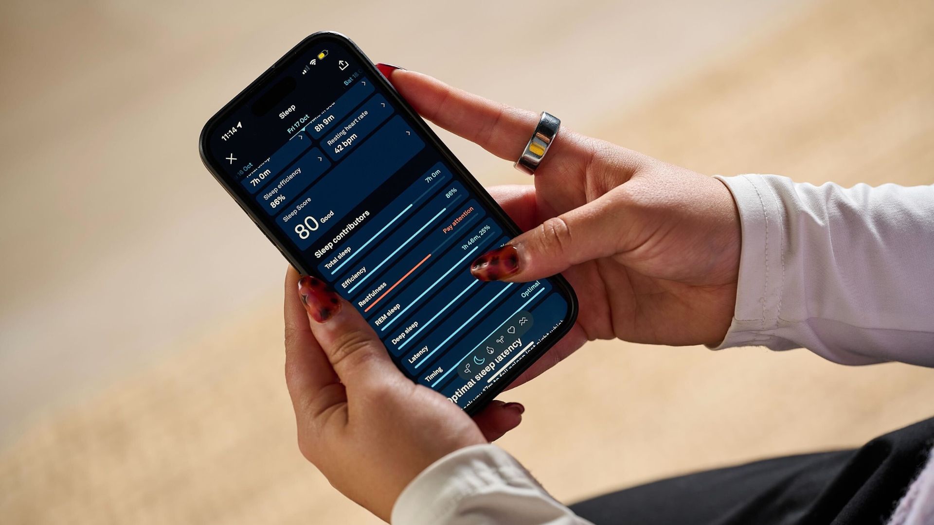 Ο ελεγκτής τεχνολογίας ύπνου μας δοκιμάζει το ασημένιο δαχτυλίδι Oura 4