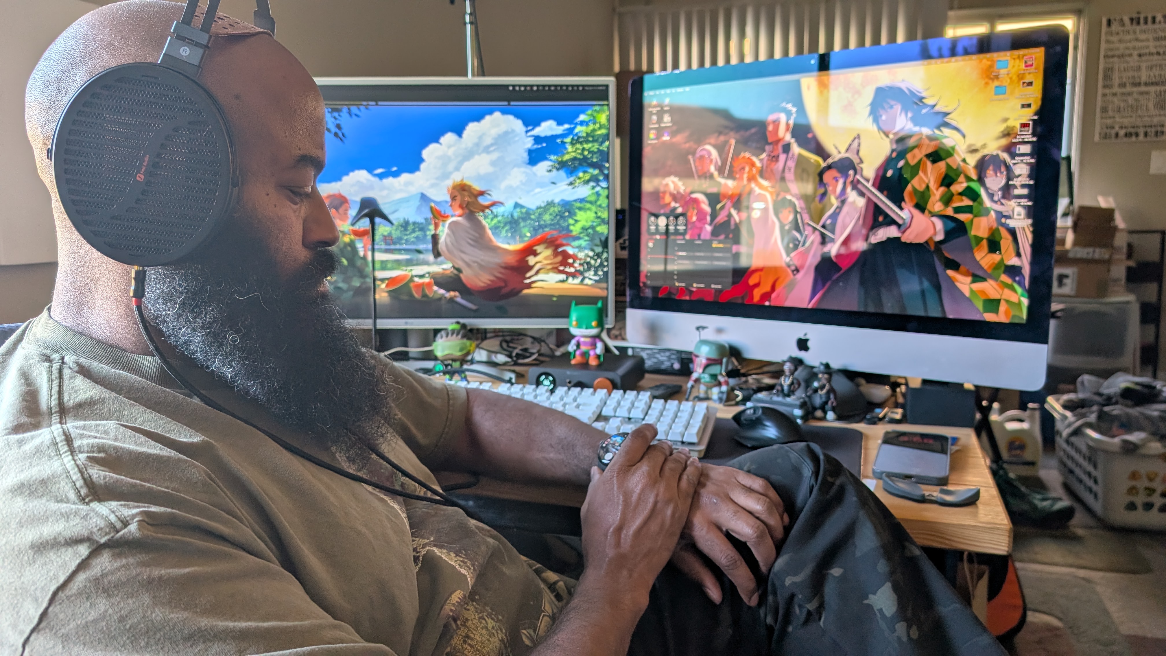 Τα ακουστικά Fosi Audio i5 που φοριούνται είναι κριτής και ZH3 για επιτραπέζιο DAC/Amp σε ένα γραφείο