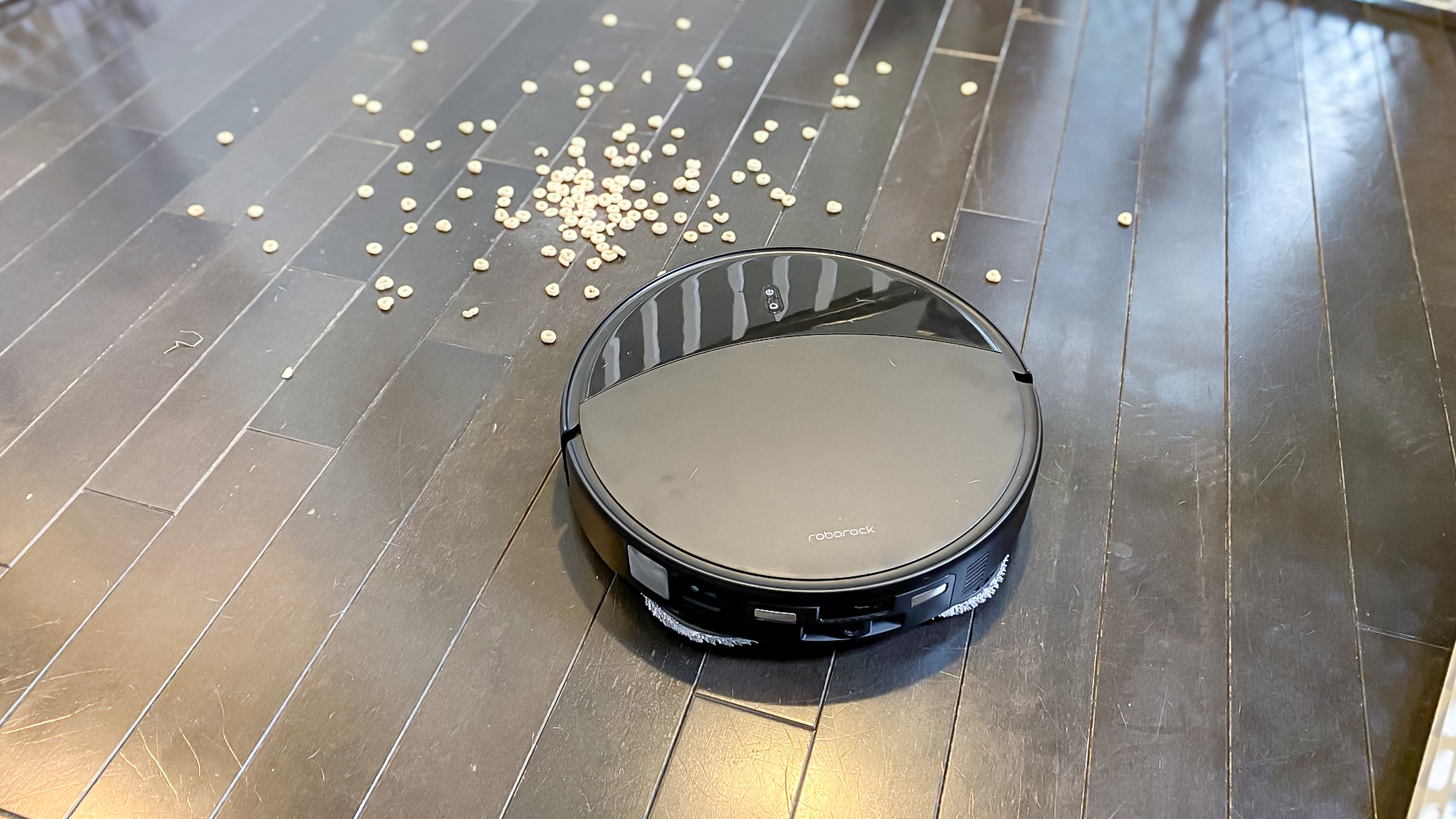 Roborock Saros 20 ρομπότ με ηλεκτρική σκούπα σε διαμέρισμα