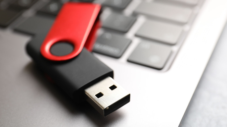 Σύγχρονη μονάδα flash που στηρίζεται πάνω από ένα πληκτρολόγιο φορητού υπολογιστή.