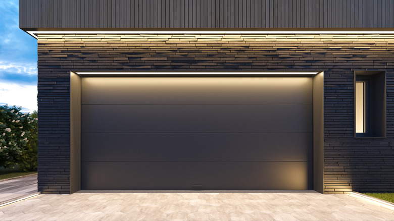 Μια γκαραζόπορτα που φωτίζεται από διάφορα φώτα.