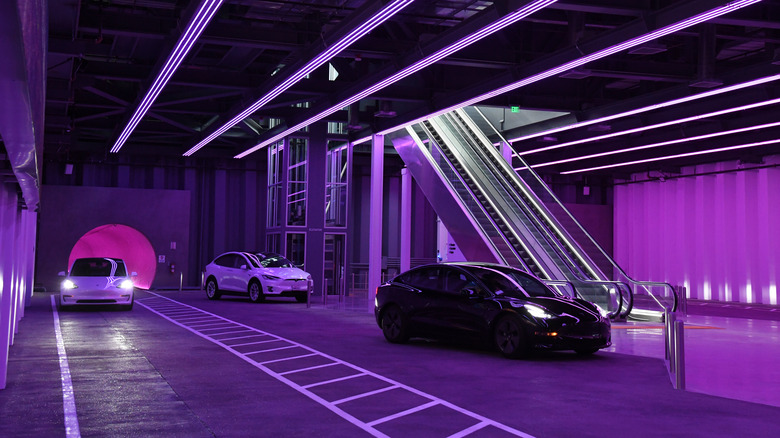 ένα Tesla που βγαίνει από μια υπόγεια σήραγγα και σε ένα χώρο στάθμευσης