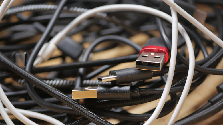 συνονθύλευμα καλωδίων USB που δείχνει πώς να μην αποθηκεύετε καλώδια και καλώδια