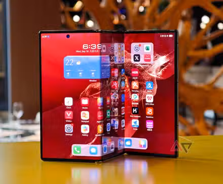 Το Huawei Mate XT στέκεται σε ένα τραπέζι σε ξεδιπλωμένη θέση