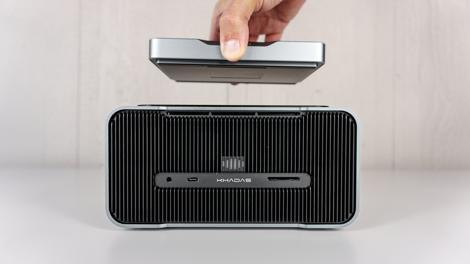 Ένα άτομο που συνδέει το Khadas Mind mini PC στη βάση Mind Graphics 2 σε ένα τραπέζι