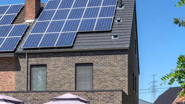 Με φωτοβολταϊκά και αντλίες θερμότητας απαντά η Βρετανία στην ενεργειακή κρίση