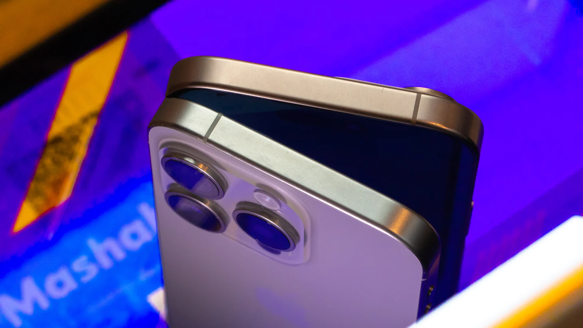 υποθετική απόδοση του διπλώματος iphone σε στυλιζαρισμένο φόντο