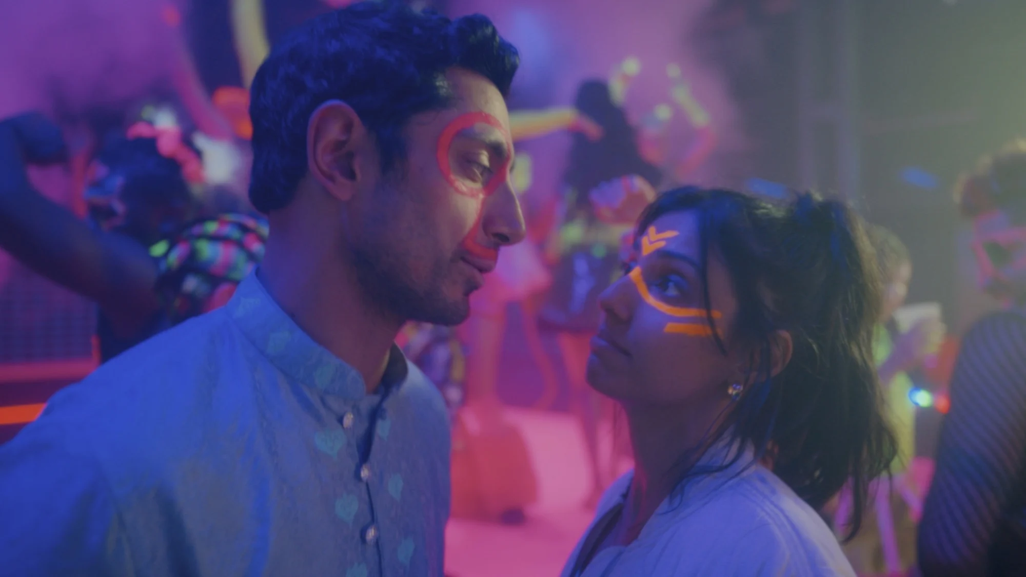 Ο Riz Ahmed και η Ritu Arya μπαίνουν