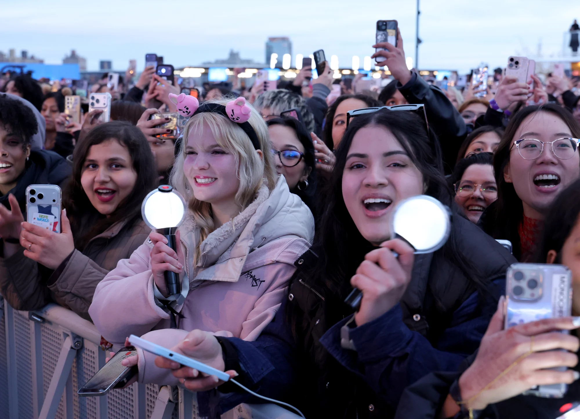 Θαυμαστές BTS στη Νέα Υόρκη για εκδήλωση Spotify