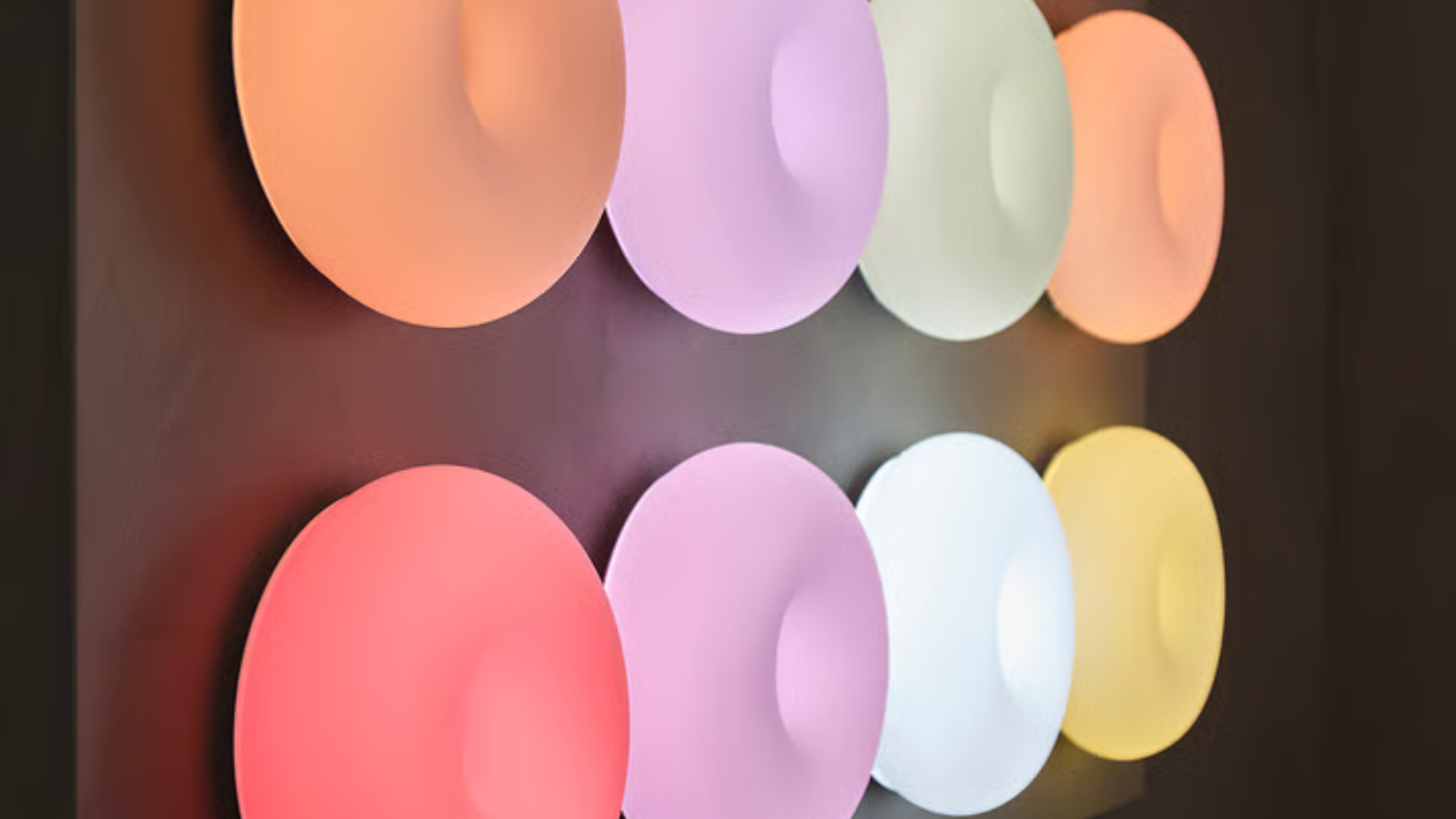 Οκτώ λαμπτήρες Varmblixt σε έναν τοίχο