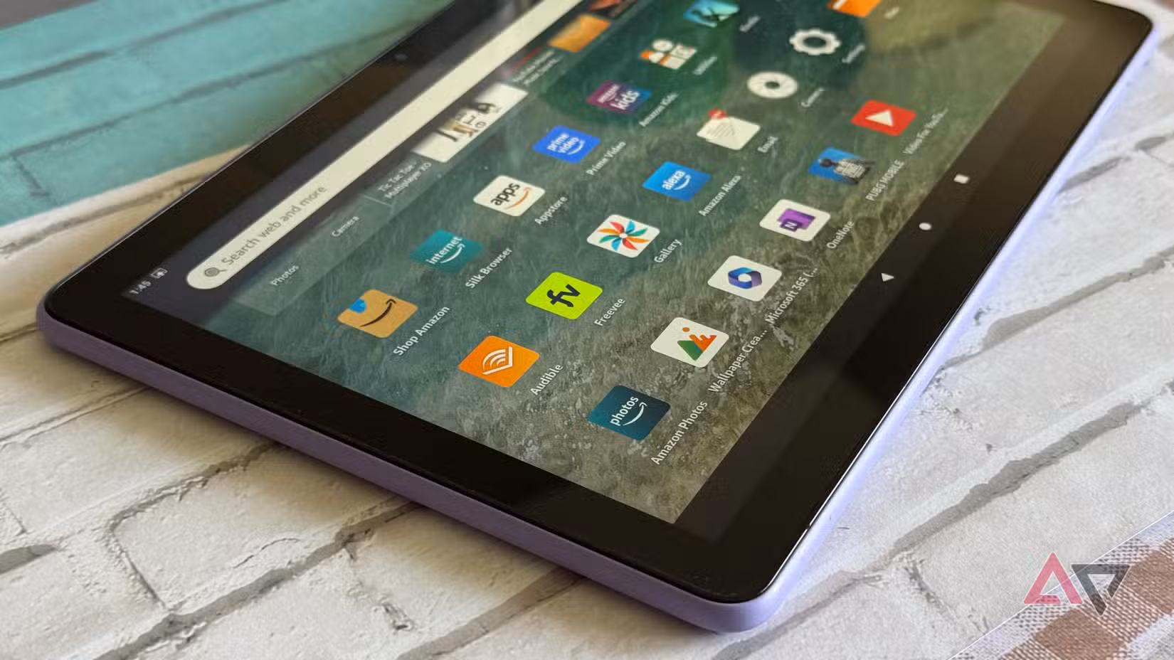 Το Amazon Fire HD 10 δείχνει την αρχική οθόνη στο πλάι