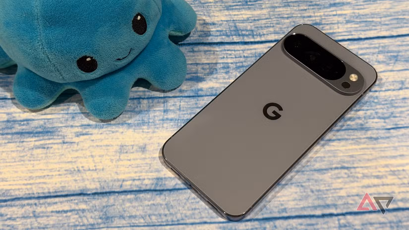 Το Google Pixel 10 Pro XL δίπλα σε ένα χαμογελαστό βελούδινο