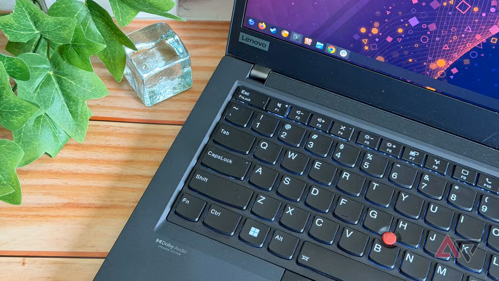Το Lenovo ThinkPad T14 Gen 2 που τρέχει το Bazzite Linux