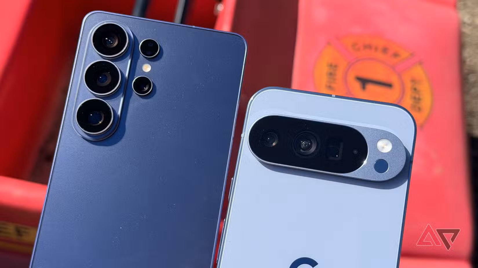 Τα Galaxy S26 Ultra και Pixel 10 Pro XL βρίσκονται δίπλα σε ένα παιχνίδι πυροσβεστικό όχημα