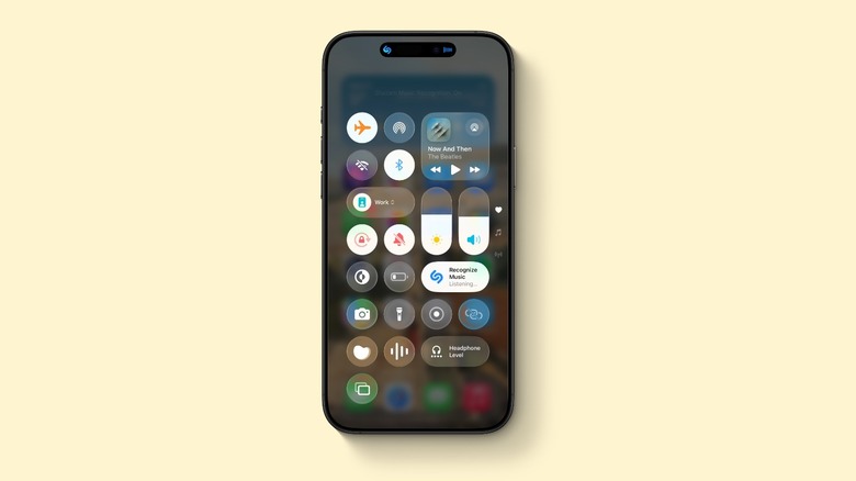 Ένα iPhone που εμφανίζει το Κέντρο Ελέγχου στο iOS 26.4