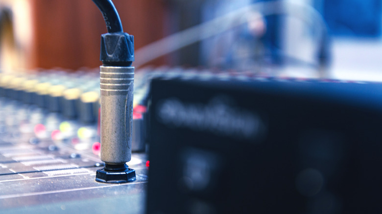 Αρσενική υποδοχή XLR συνδεδεμένη σε πίνακα διασύνδεσης ήχου