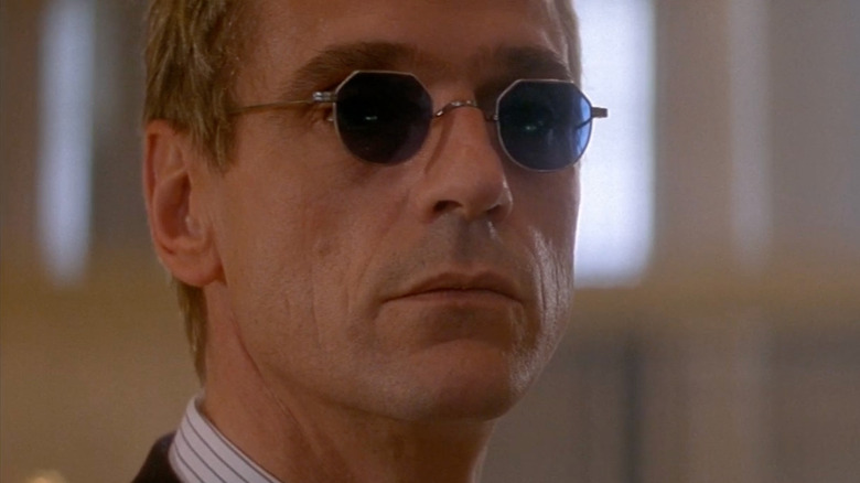 Ο Simon Gruber (Jeremy Irons) φοράει γυαλιά ηλίου και δείχνει σοβαρός στο Die Hard with a Vengeance