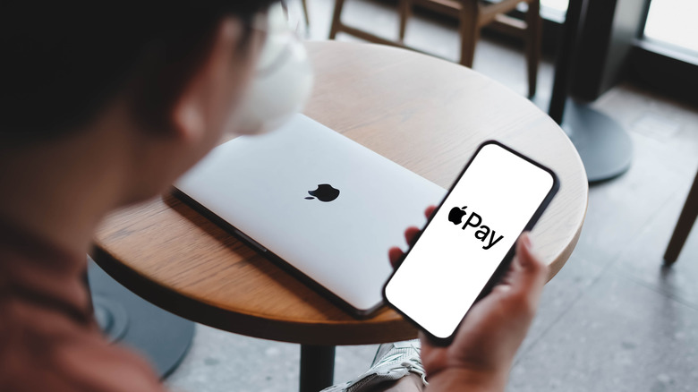 Το λογότυπο Apple Pay σε οθόνη smartphone