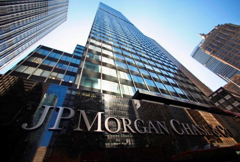 JPMorgan Chase: Στο μικροσκόπιο οι ώρες εργασίας – Έλεγχοι για τους νεότερους τραπεζίτες –