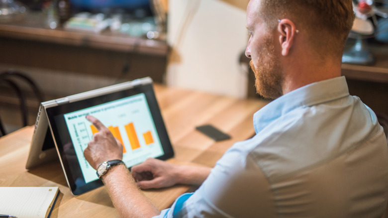 Άτομο που χρησιμοποιεί φορητό υπολογιστή με οθόνη αφής