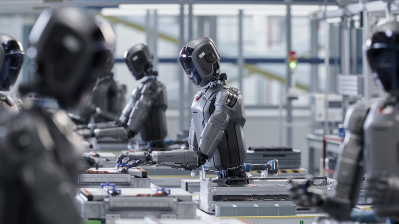 Προηγμένο ρομπότ που μοιάζει με άνθρωπο που εργάζεται σε βιομηχανικό περιβάλλον.