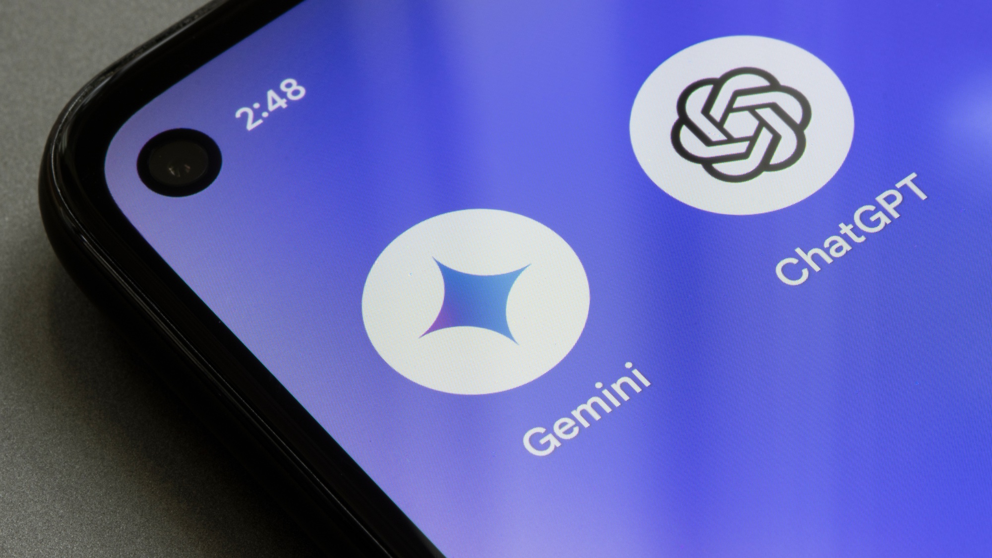 Λογότυπα Google Gemini και ChatGPT σε ένα τηλέφωνο