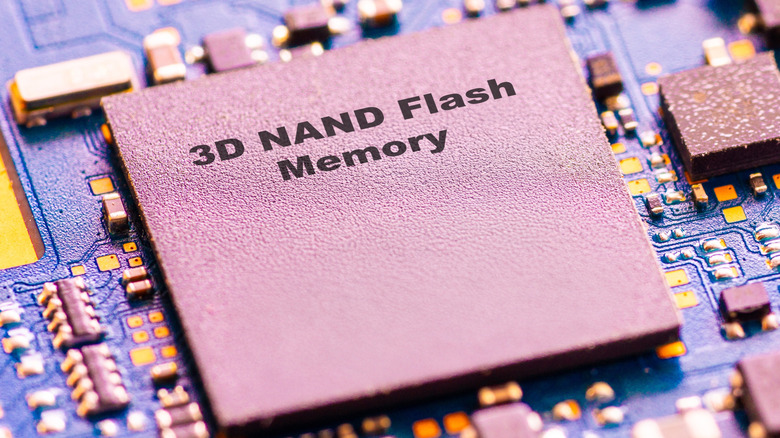 Τσιπ μνήμης flash 3D NAND σε μια πλακέτα