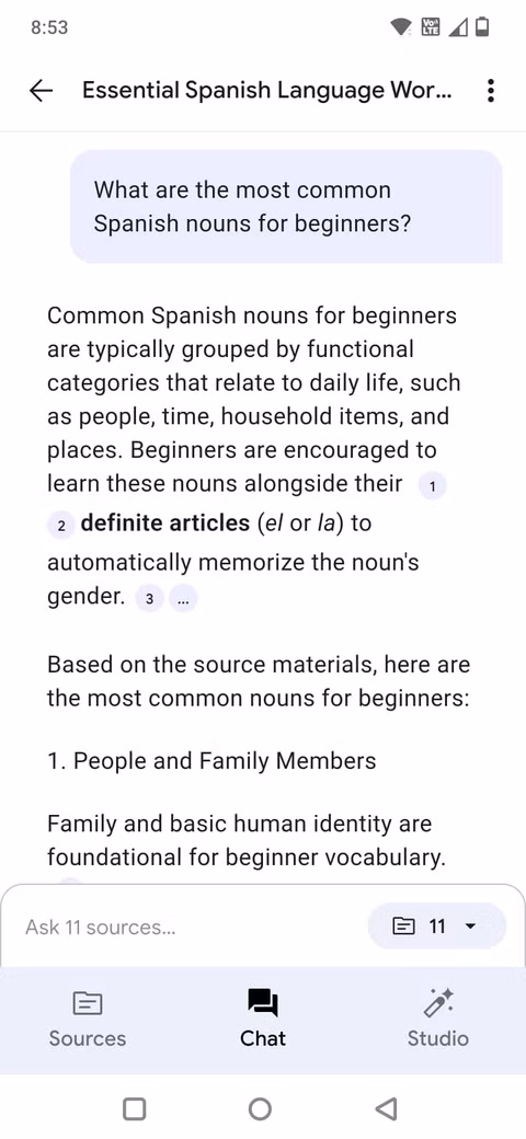 Στιγμιότυπο οθόνης που δείχνει μια συνομιλία στην εφαρμογή NotebookLM για κινητά