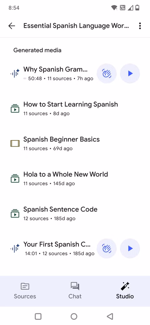 Στιγμιότυπο οθόνης που δείχνει τα μέσα που δημιουργούνται στην εφαρμογή NotebookLM για κινητά