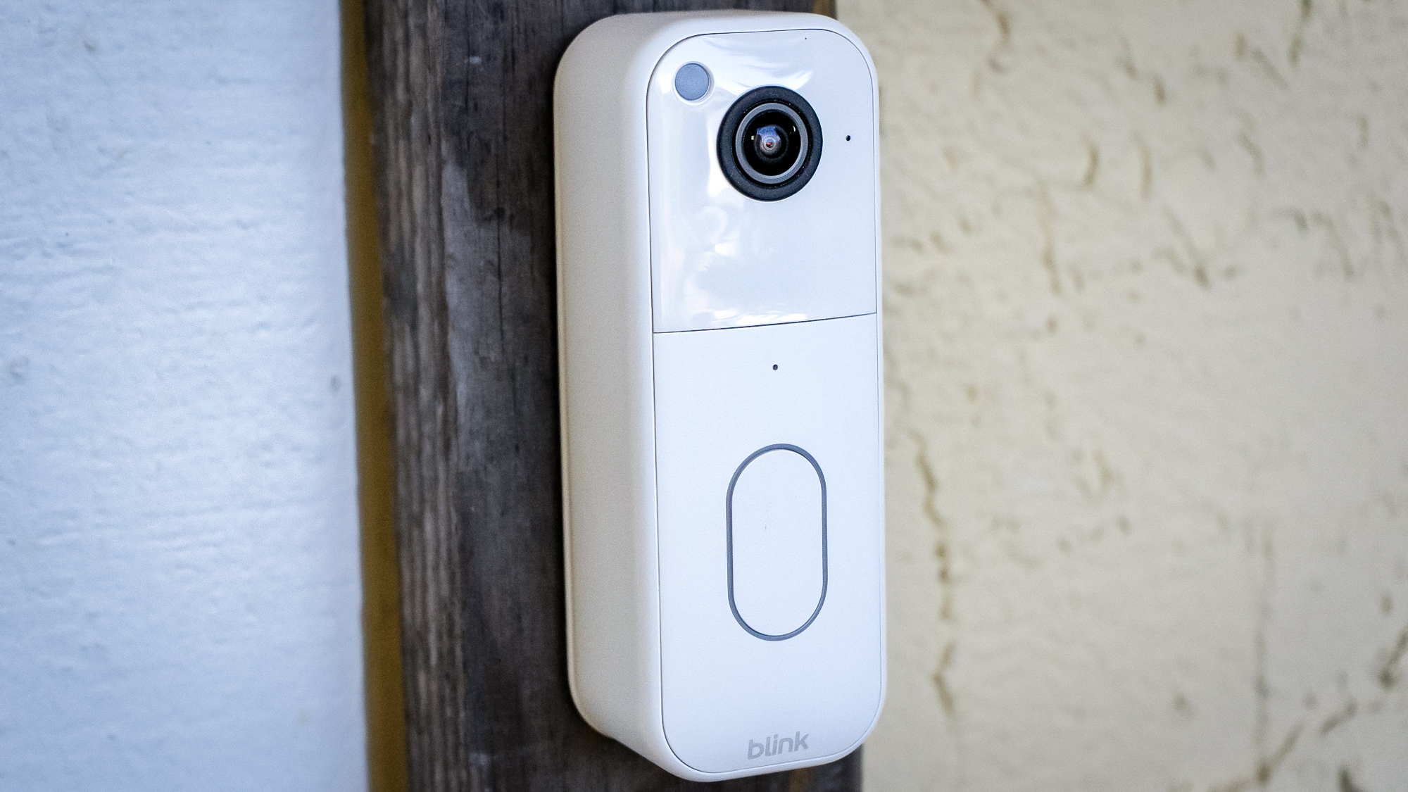Blink Video Doorbell (2ης γενιάς) τοποθετημένο σε πλαίσιο πόρτας