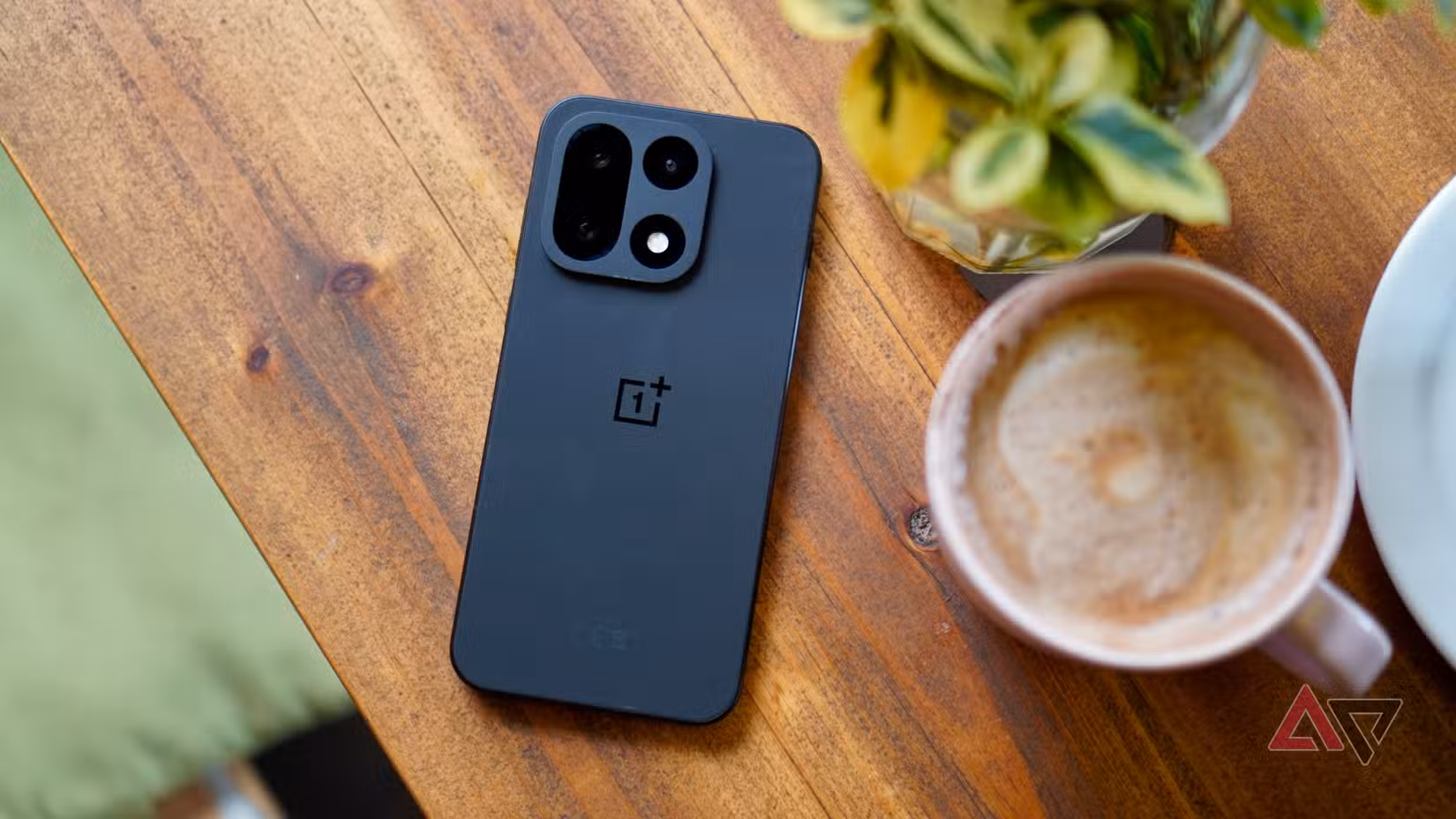 Το OnePlus 15 σε ένα τραπέζι