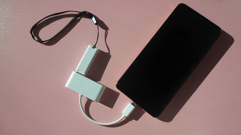 Ένα τηλέφωνο που χρησιμοποιεί OTG για σύνδεση σε μονάδα flash