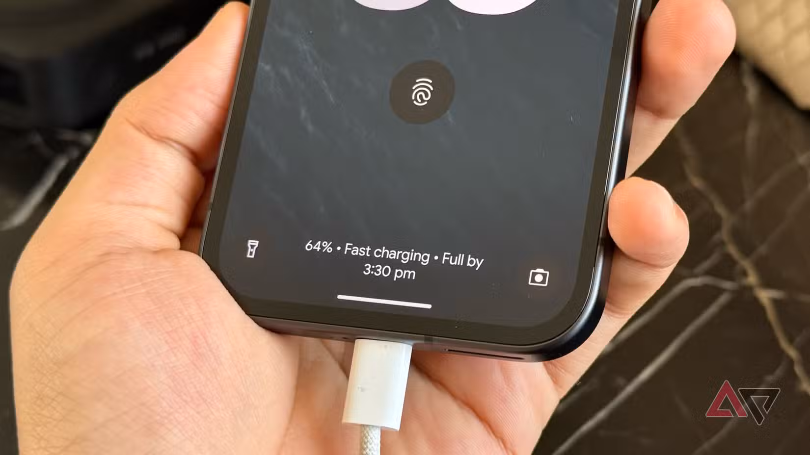 Φόρτιση Pixel 9a μέσω καλωδίου USB-C που δείχνει το ποσοστό στην οθόνη κλειδώματος
